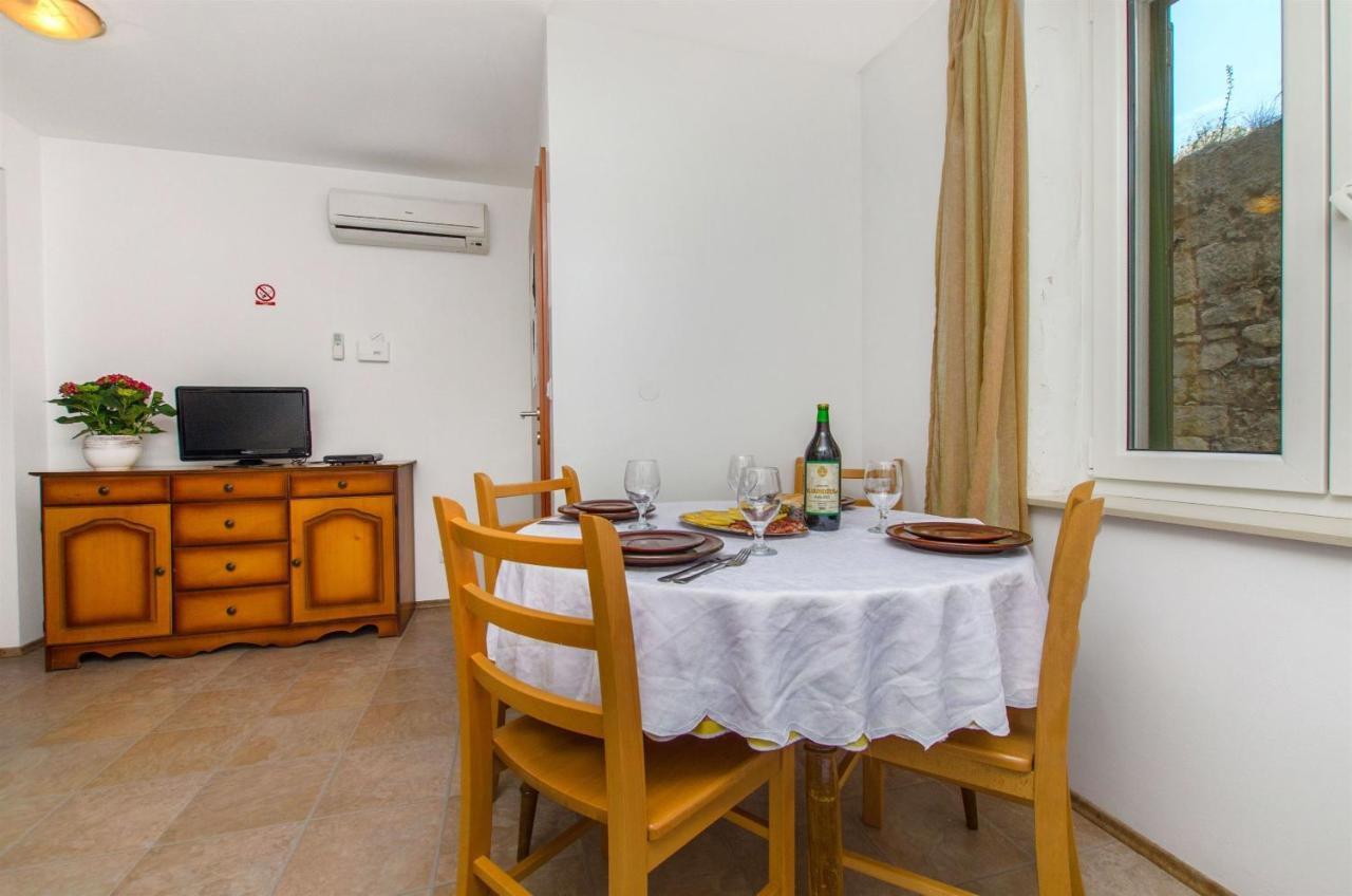 Apartments Mira Omis Exterior photo