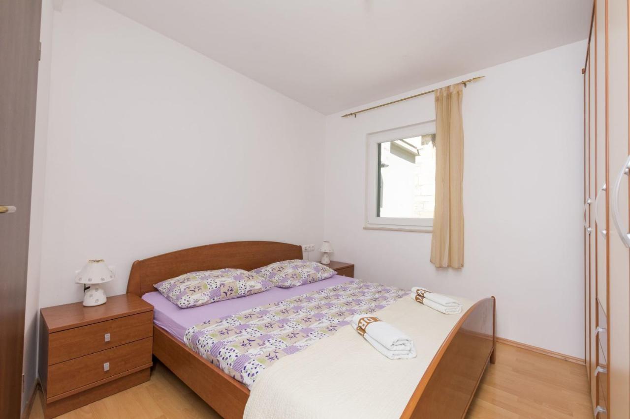 Apartments Mira Omis Exterior photo