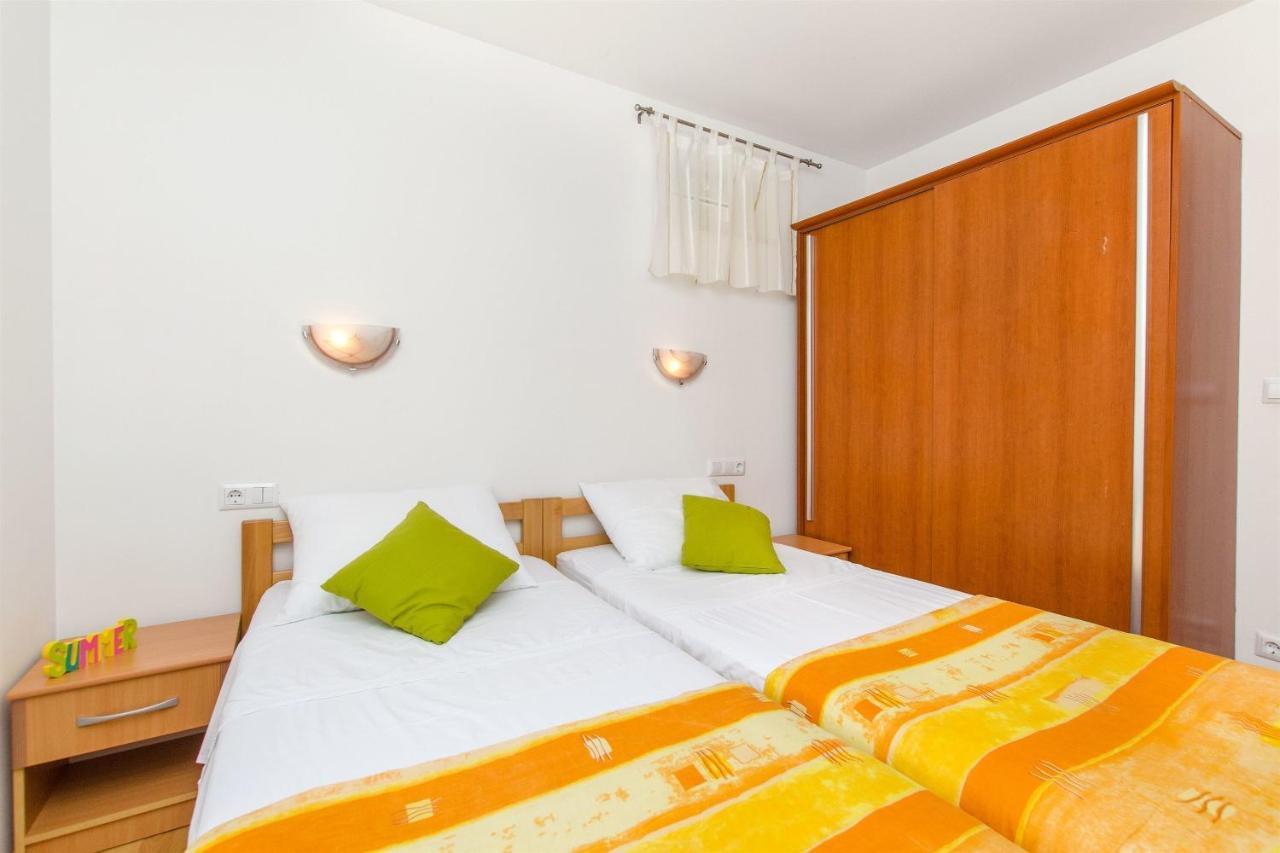 Apartments Mira Omis Exterior photo