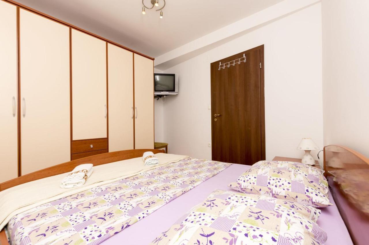 Apartments Mira Omis Exterior photo
