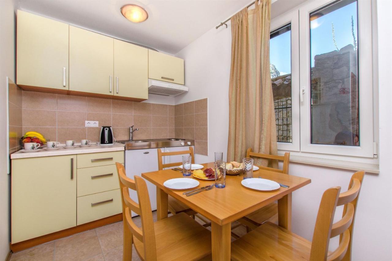 Apartments Mira Omis Exterior photo