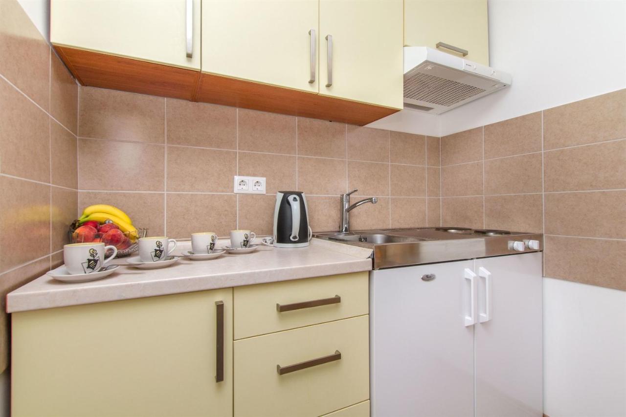Apartments Mira Omis Exterior photo