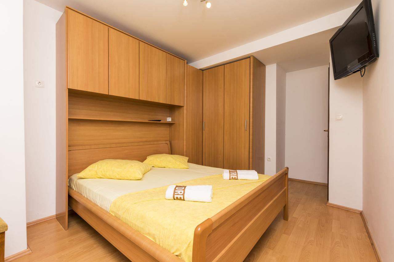 Apartments Mira Omis Exterior photo